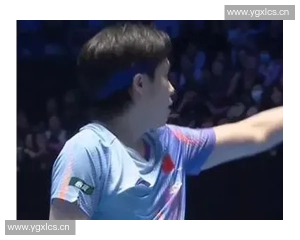 又遭遇不文明行为，王楚钦接发时向裁判投诉有闪光灯干扰